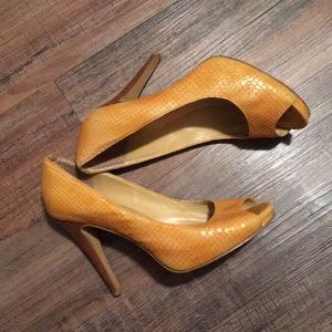 Nine West mustard/gold heels! Size 5.